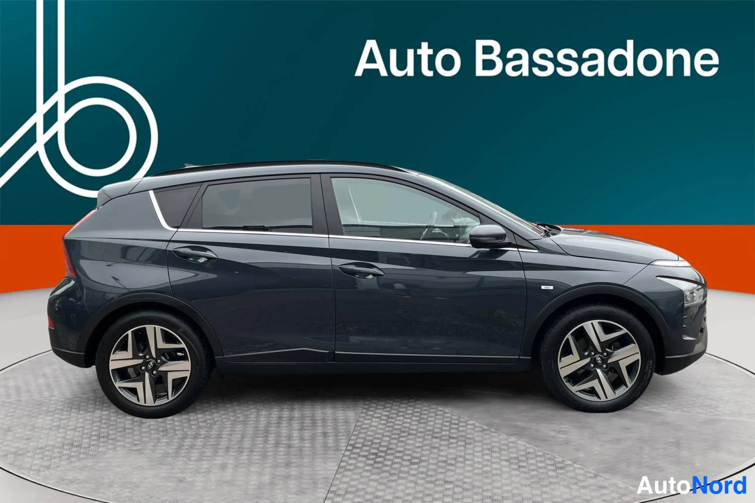 Harmaa Hyundai Bayon 2022, sivulta, kuva 6