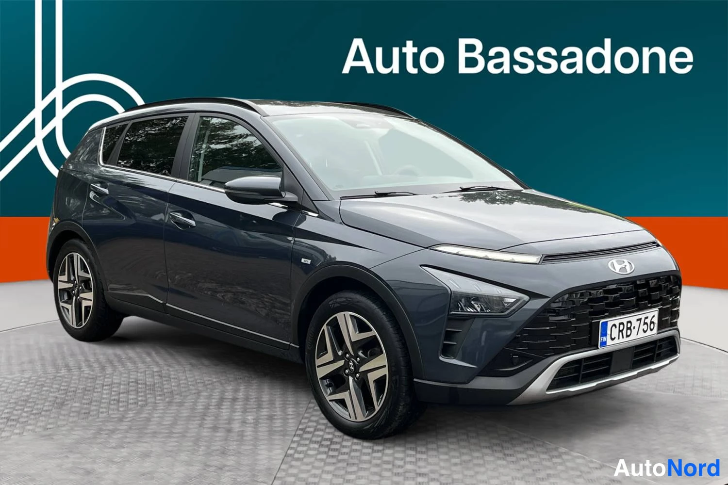 Harmaa Hyundai Bayon 2022, etuviisto, keula oikealle, kuva 3