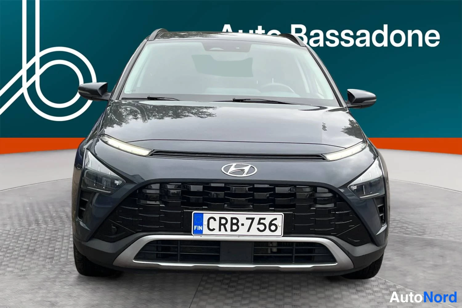 Harmaa Hyundai Bayon 2022, edestä, kuva 4