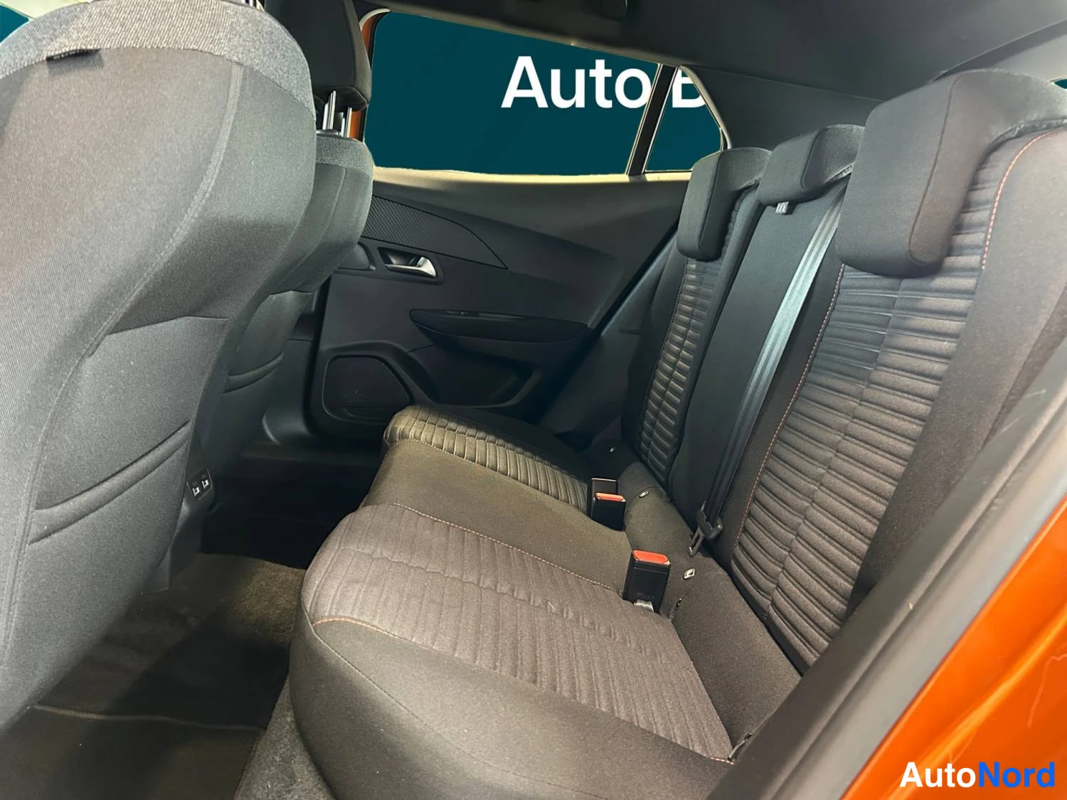 Oranssi Peugeot E-2008 2023, kuva 12