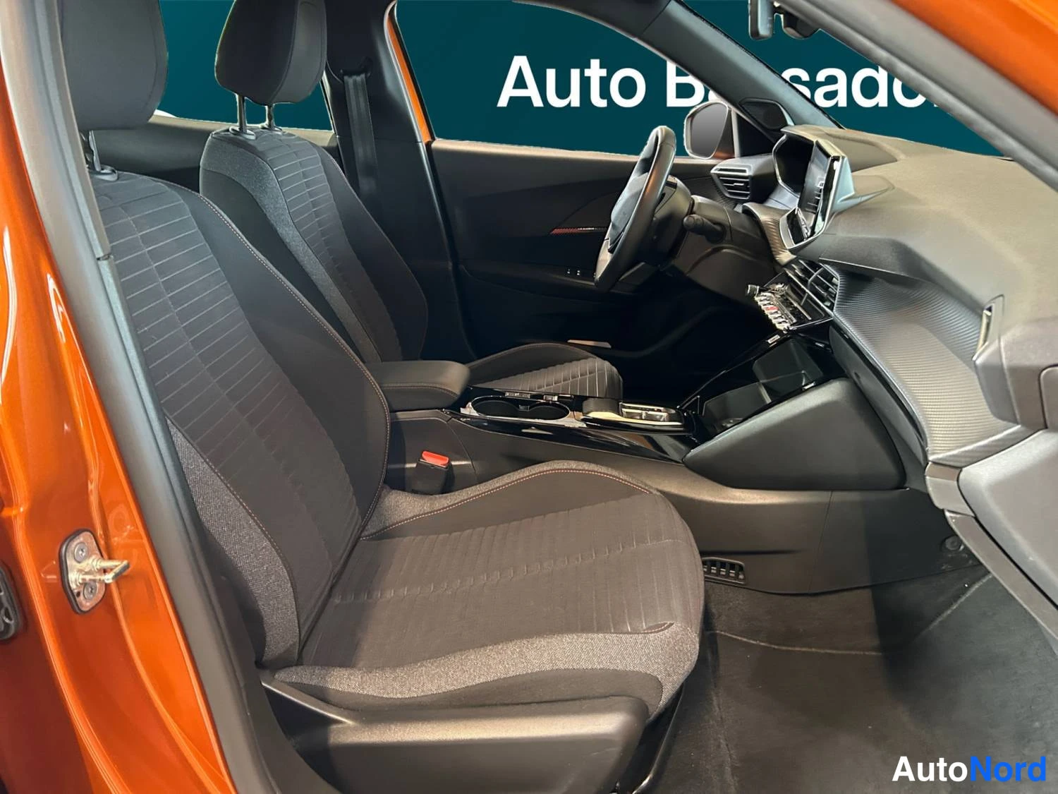 Oranssi Peugeot E-2008 2023, kuva 13