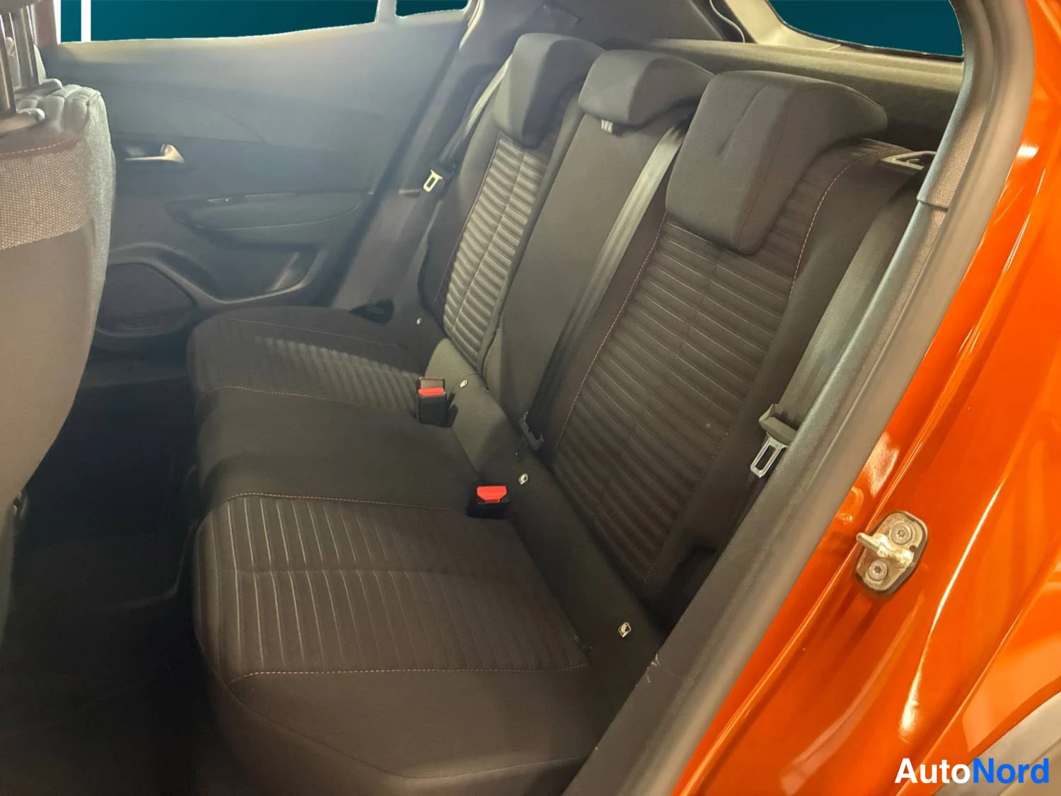 Oranssi Peugeot E-2008 2023, takaistuimet, kuva 10