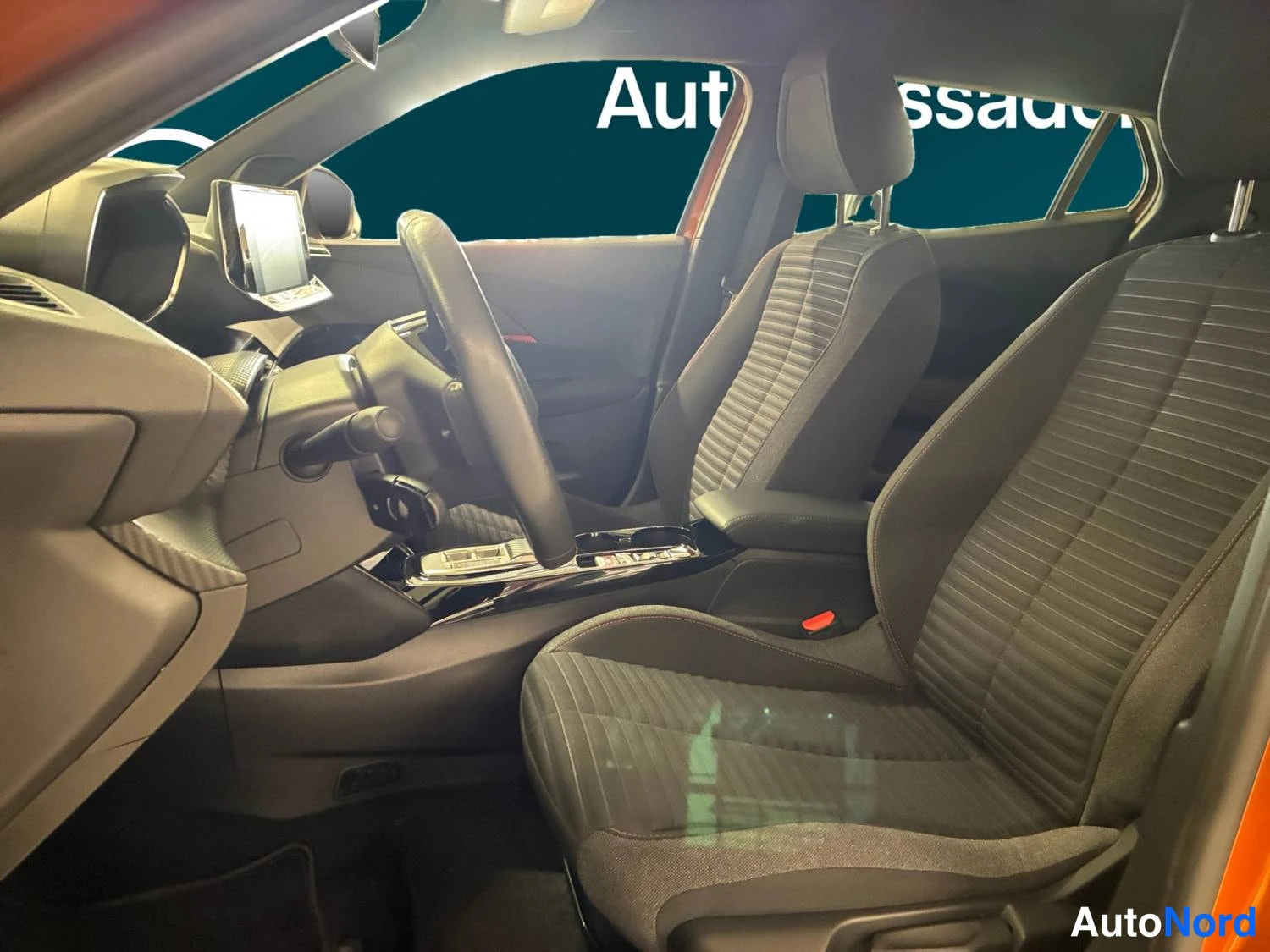 Oranssi Peugeot E-2008 2023, kuva 14