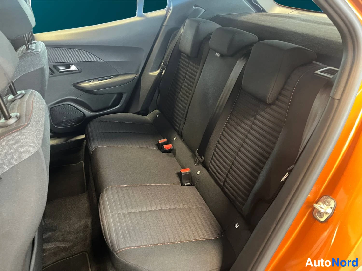 Oranssi Peugeot E-2008 2023, kuva 13