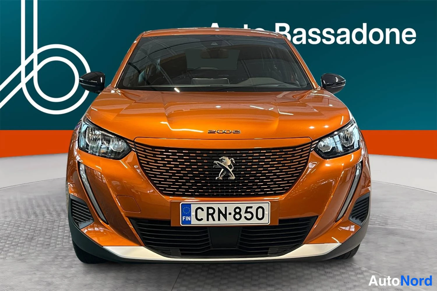 Oranssi Peugeot E-2008 2023, edestä, kuva 3