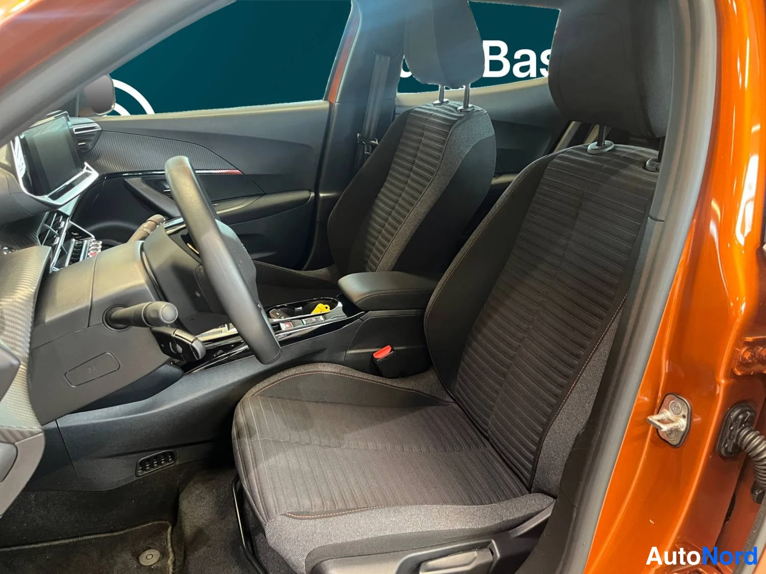 Oranssi Peugeot E-2008 2023, kuva 9