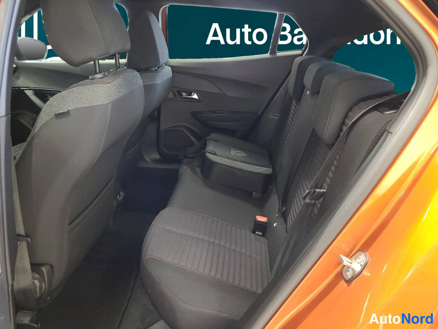 Oranssi Peugeot E-2008 2023, kuva 27