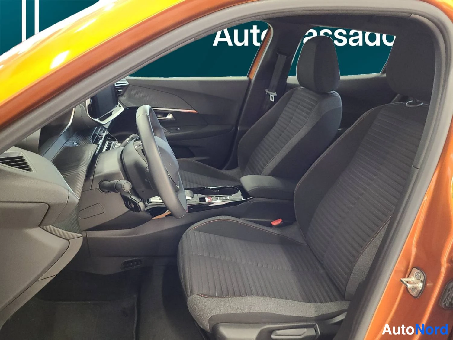 Oranssi Peugeot E-2008 2023, etuviisto, keula vasemmalle, kuva 2