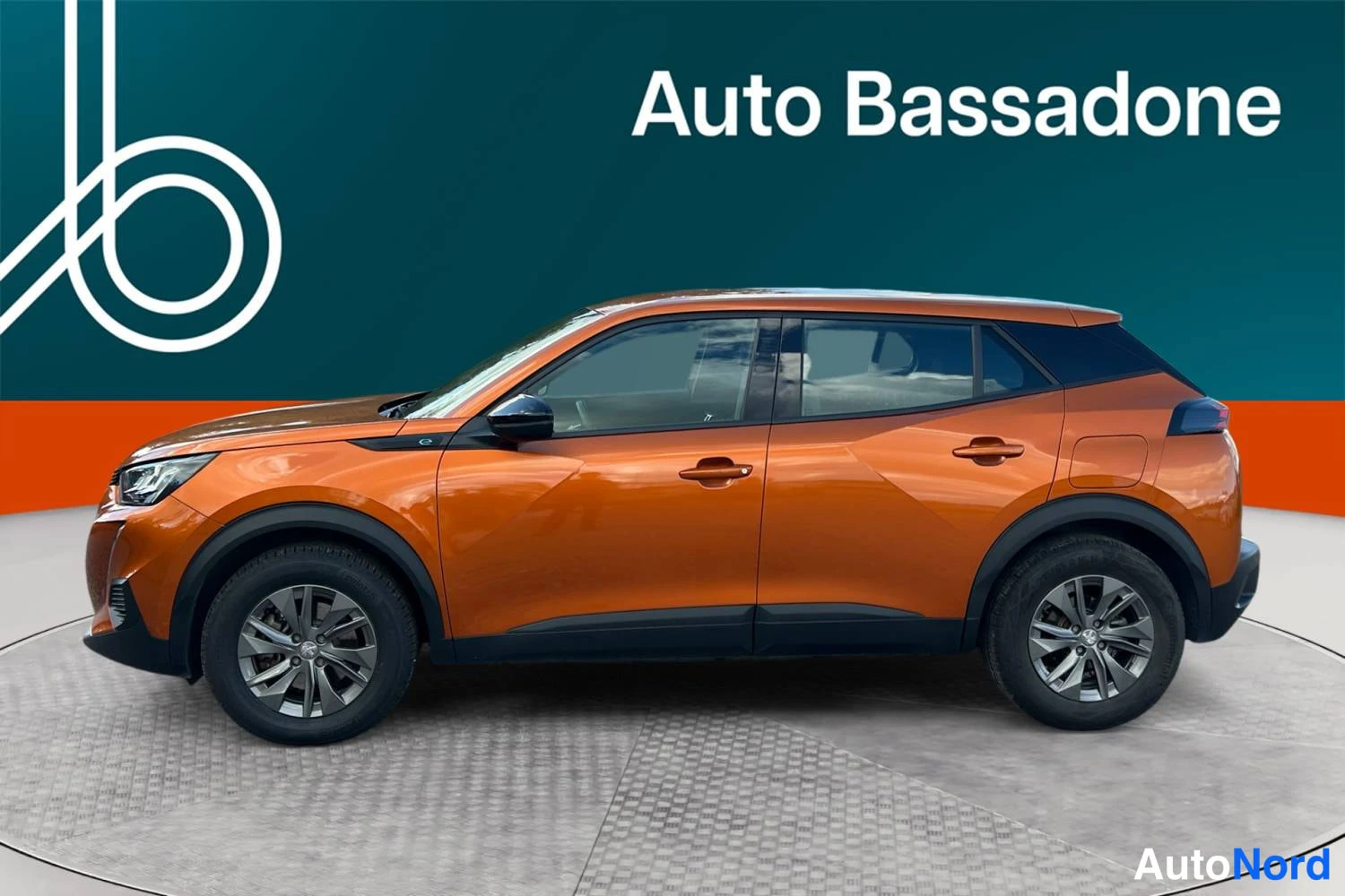 Oranssi Peugeot E-2008 2023, sivulta, kuva 5