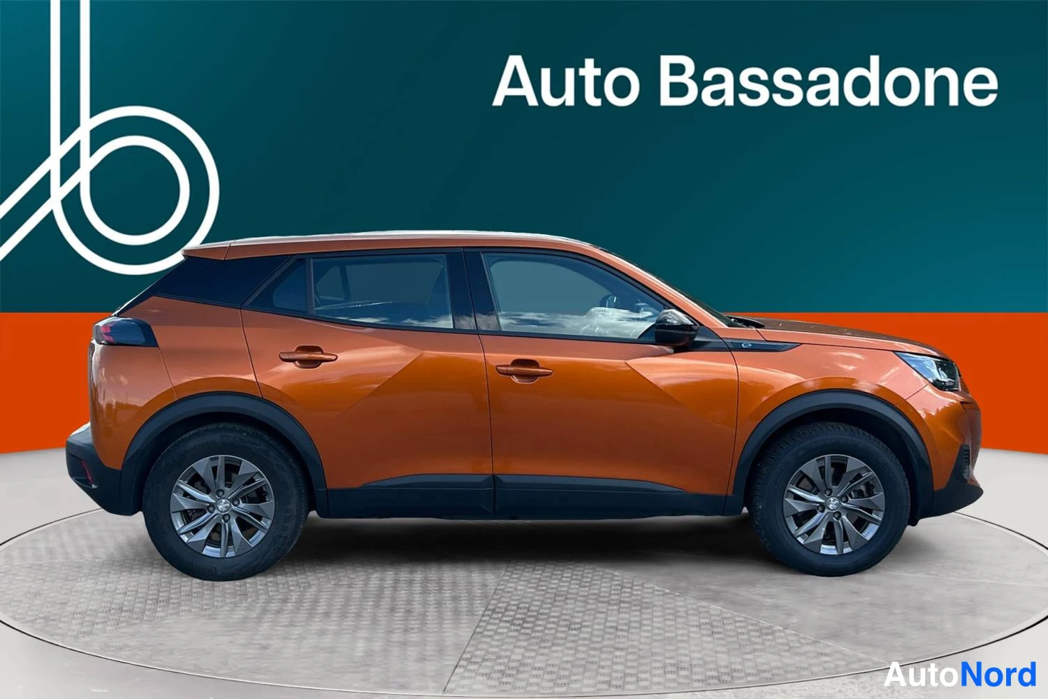 Oranssi Peugeot E-2008 2023, sivulta, kuva 4
