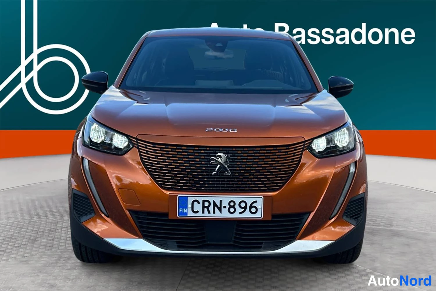 Oranssi Peugeot E-2008 2023, edestä, kuva 3
