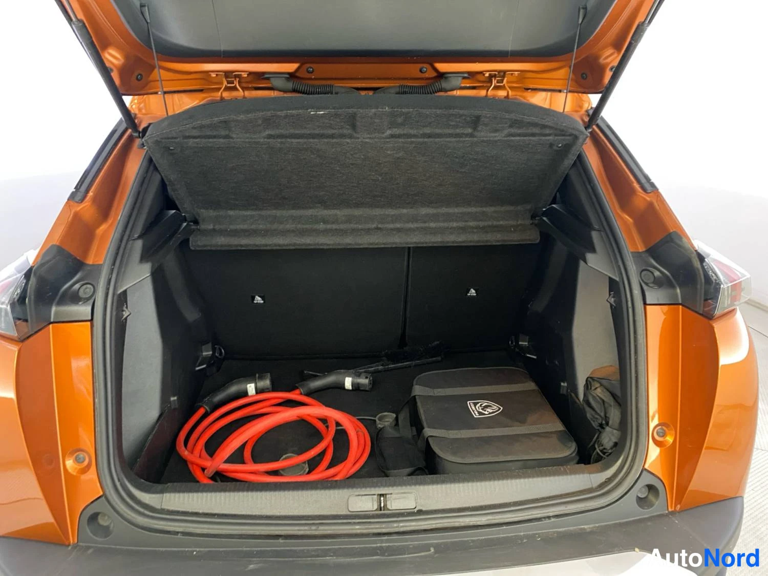 Oranssi Peugeot E-2008 2023, kuva 13