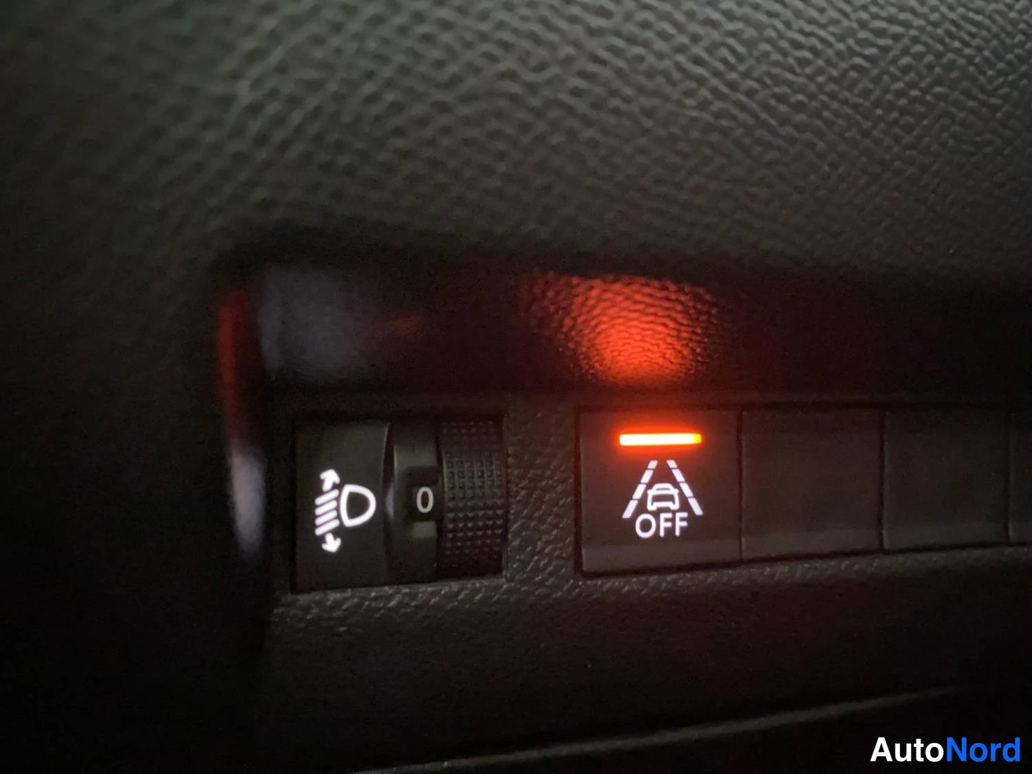 Oranssi Peugeot E-2008 2023, kuva 28