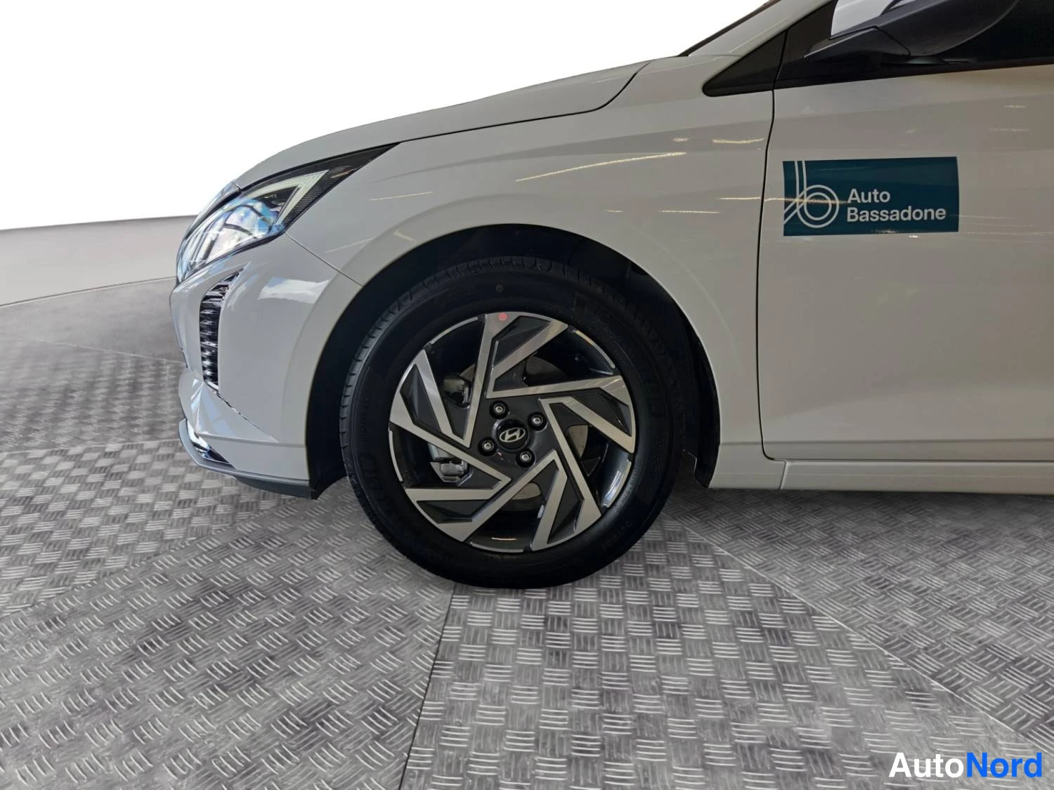 Valkoinen Hyundai I20 2026, etuviisto, keula vasemmalle, kuva 2