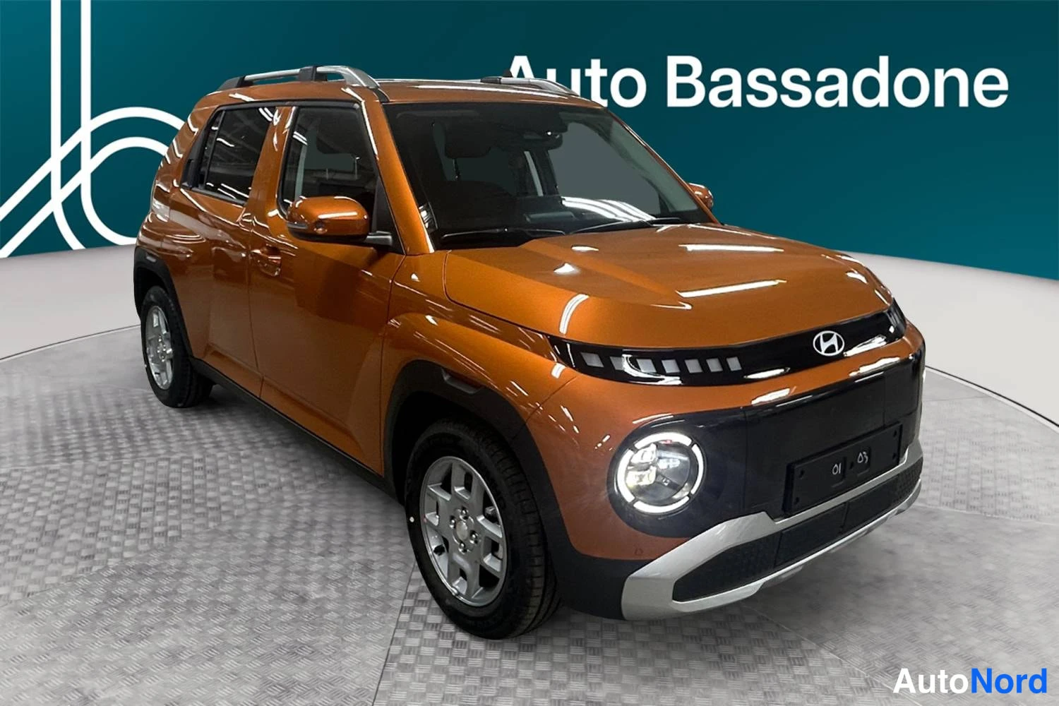 Oranssi Hyundai Inster 2026, etuviisto, keula oikealle, kuva 2