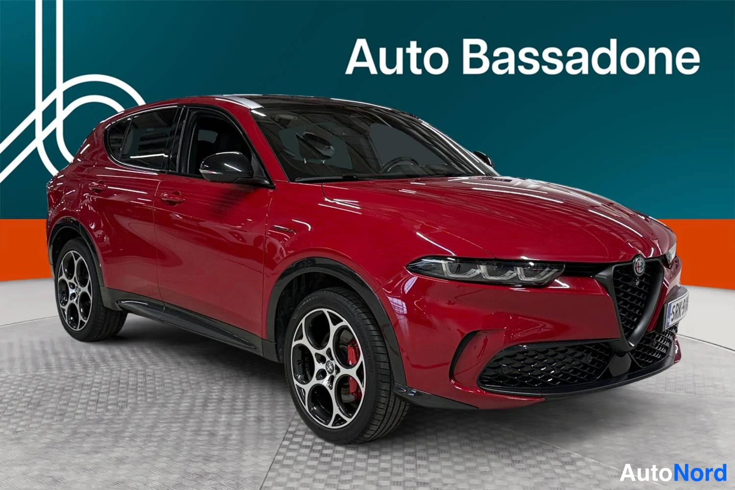 Punainen Alfa Romeo Tonale 2023, etuviisto, keula oikealle, kuva 3