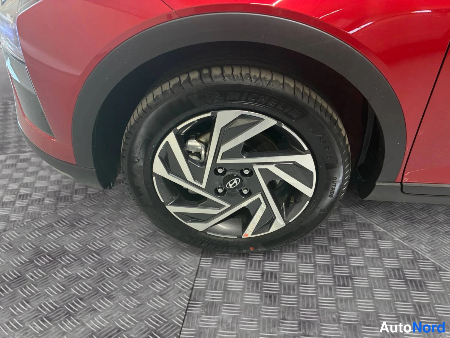 Punainen Hyundai Bayon 2026, sivulta, kuva 6