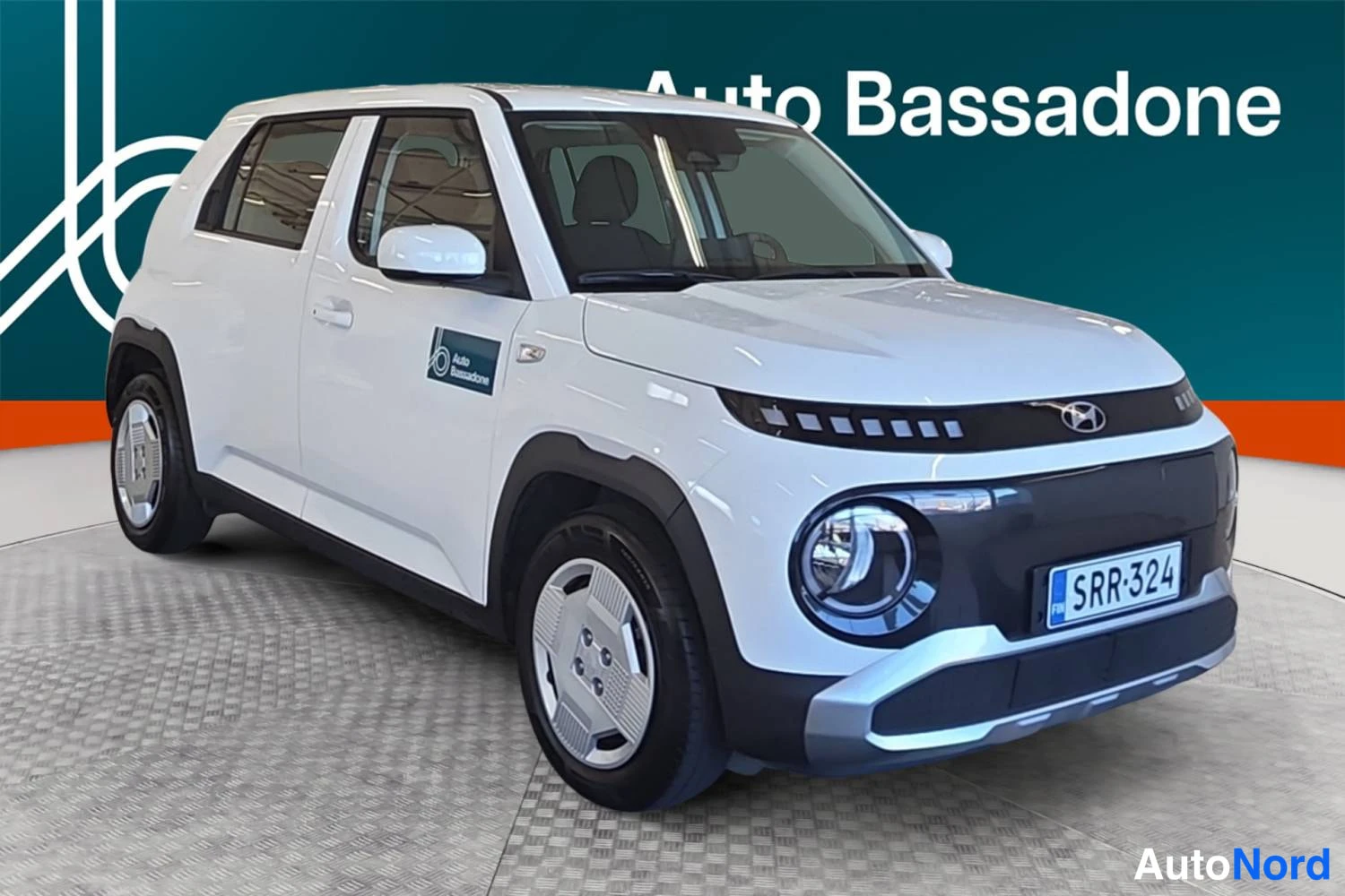 Valkoinen Hyundai Inster 2026, etuviisto, keula oikealle, kuva 3