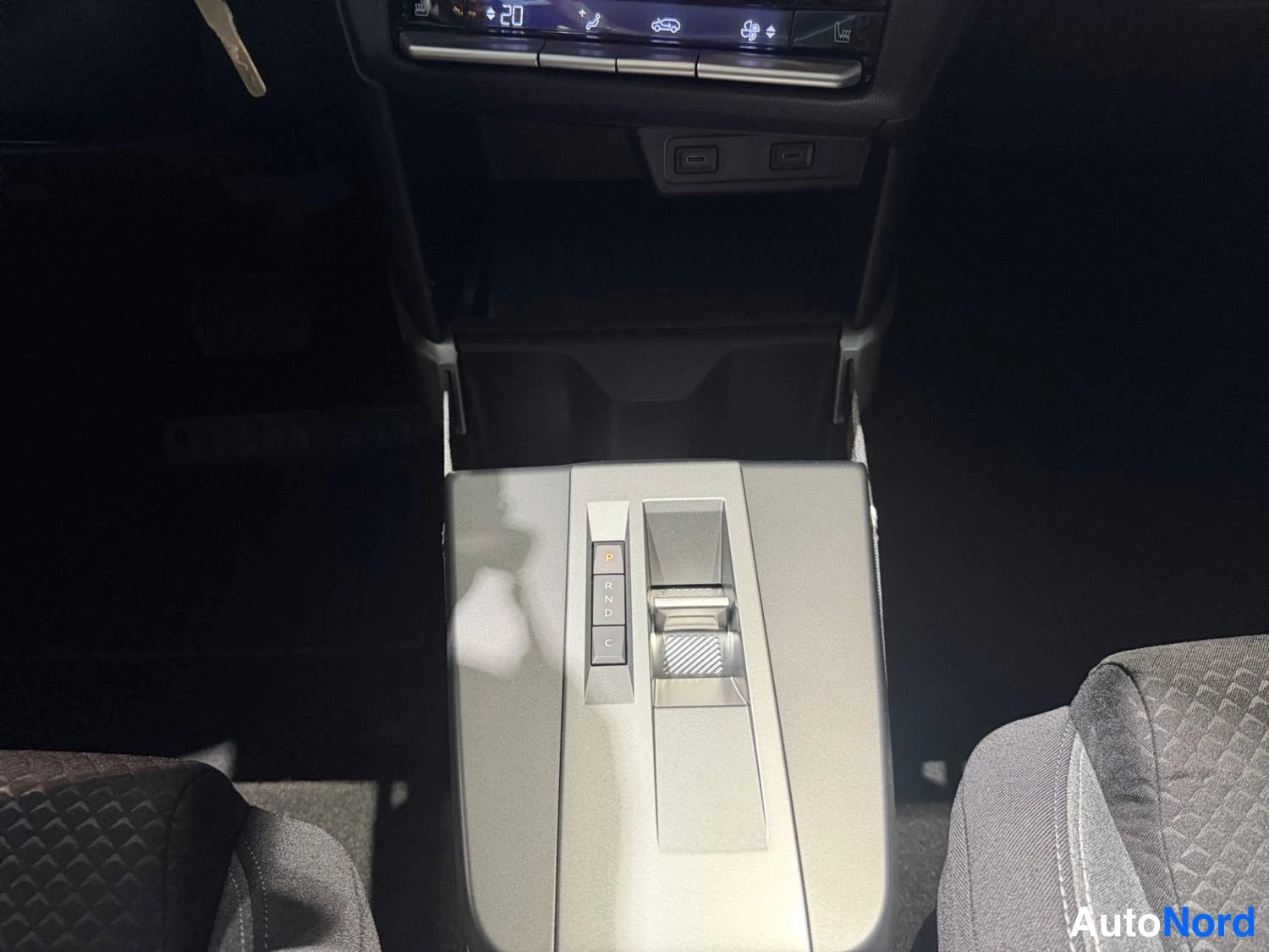Punainen Opel Frontera 2026, kuva 12