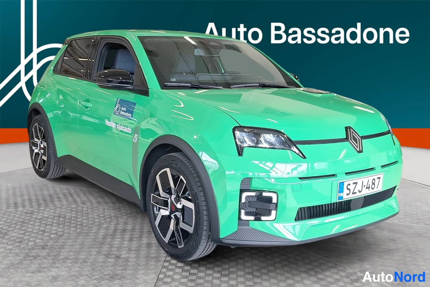 Vihreä Renault 5 E-Tech electric 2026, etuviisto, keula oikealle, kuva 2