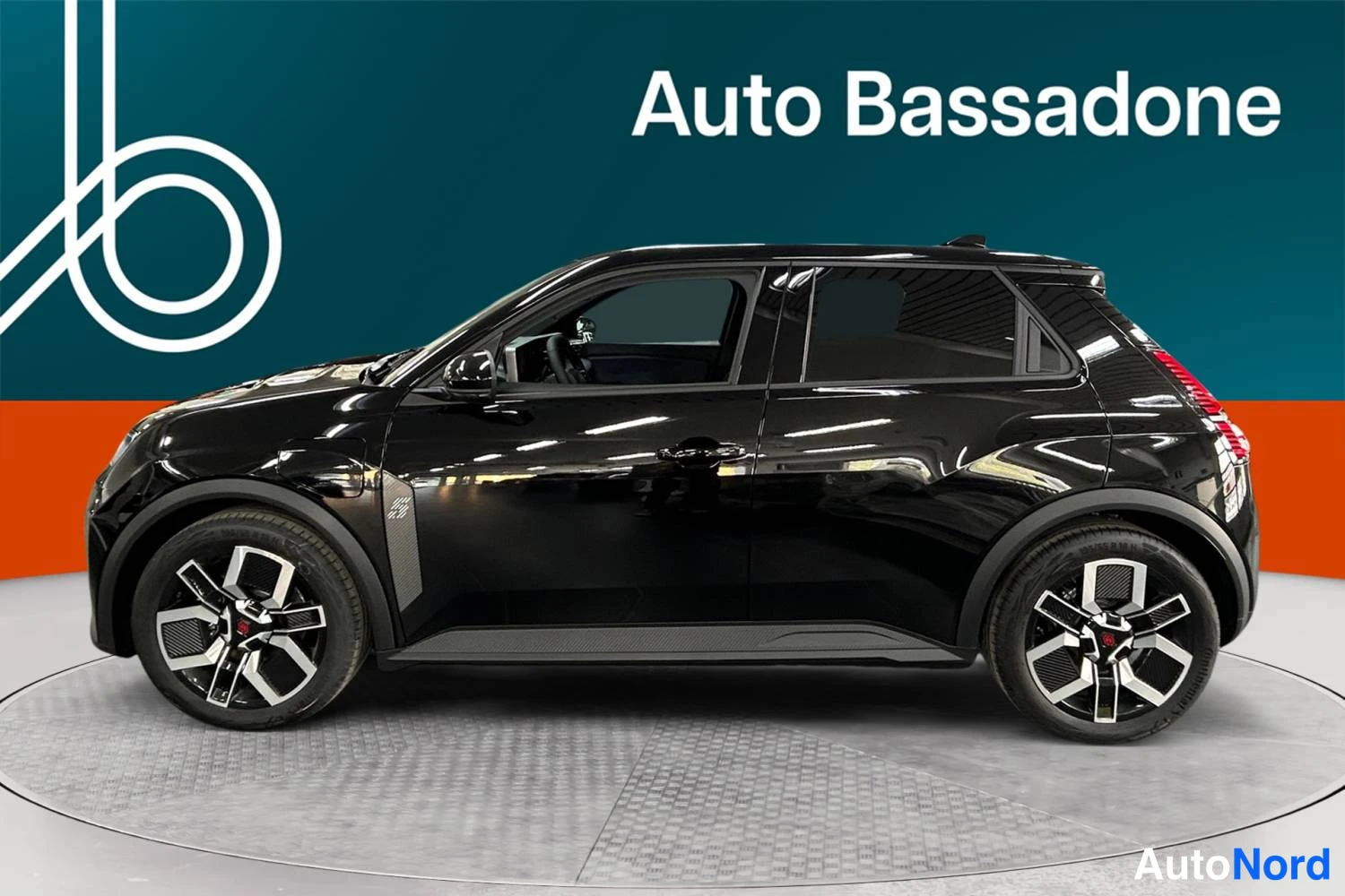 Musta Renault 5 E-Tech electric 2026, sivulta, kuva 4