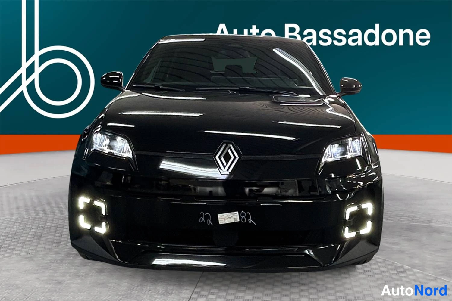 Musta Renault 5 E-Tech electric 2026, edestä, kuva 3