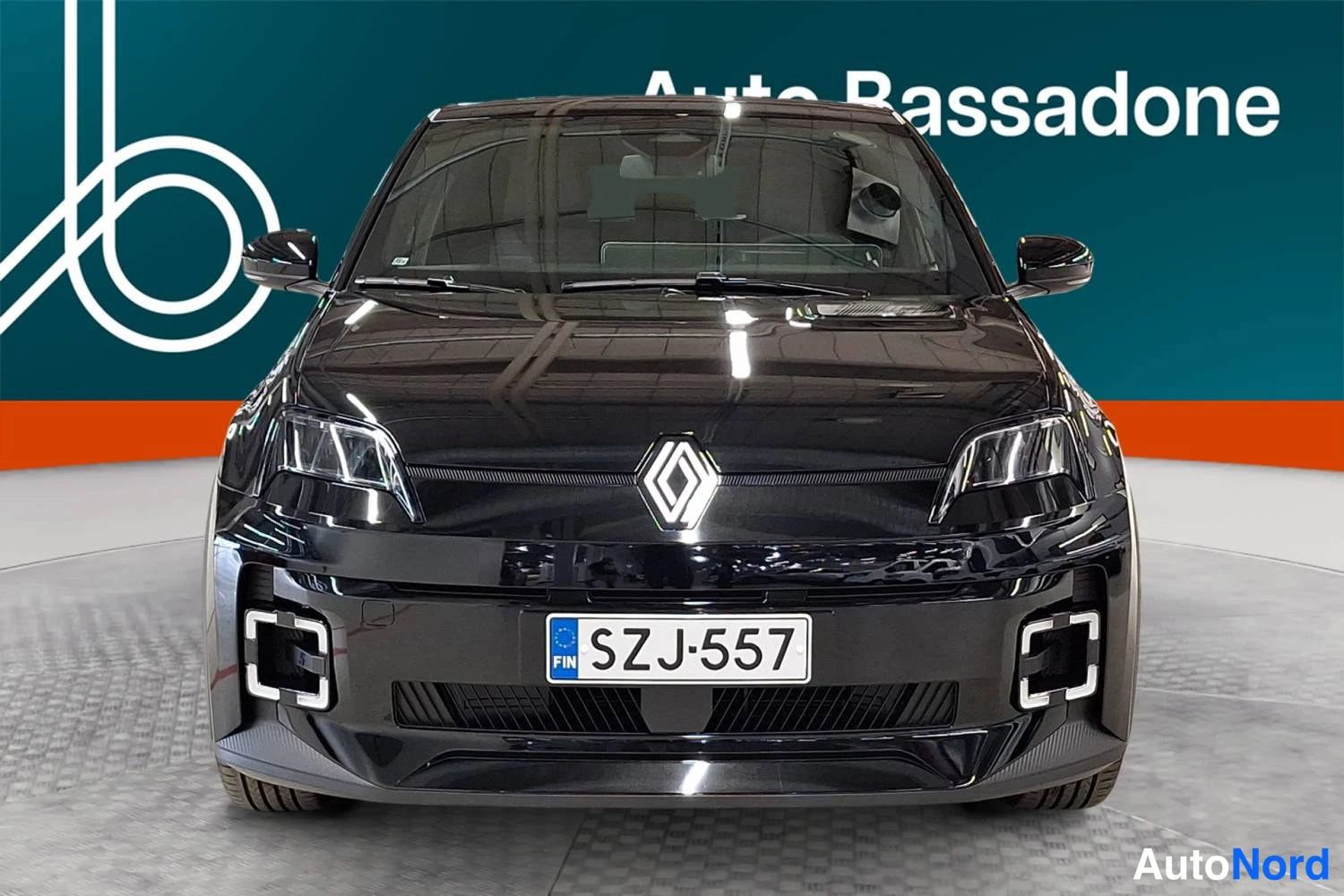 Musta Renault 5 E-Tech electric 2026, edestä, kuva 5