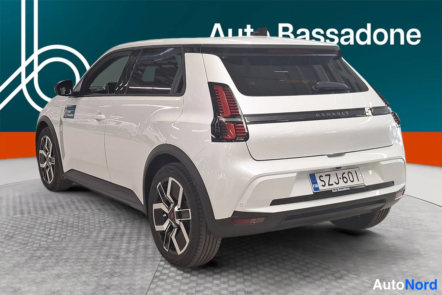 Valkoinen Renault 5 E-Tech electric 2026, takaviisto, kuva 6