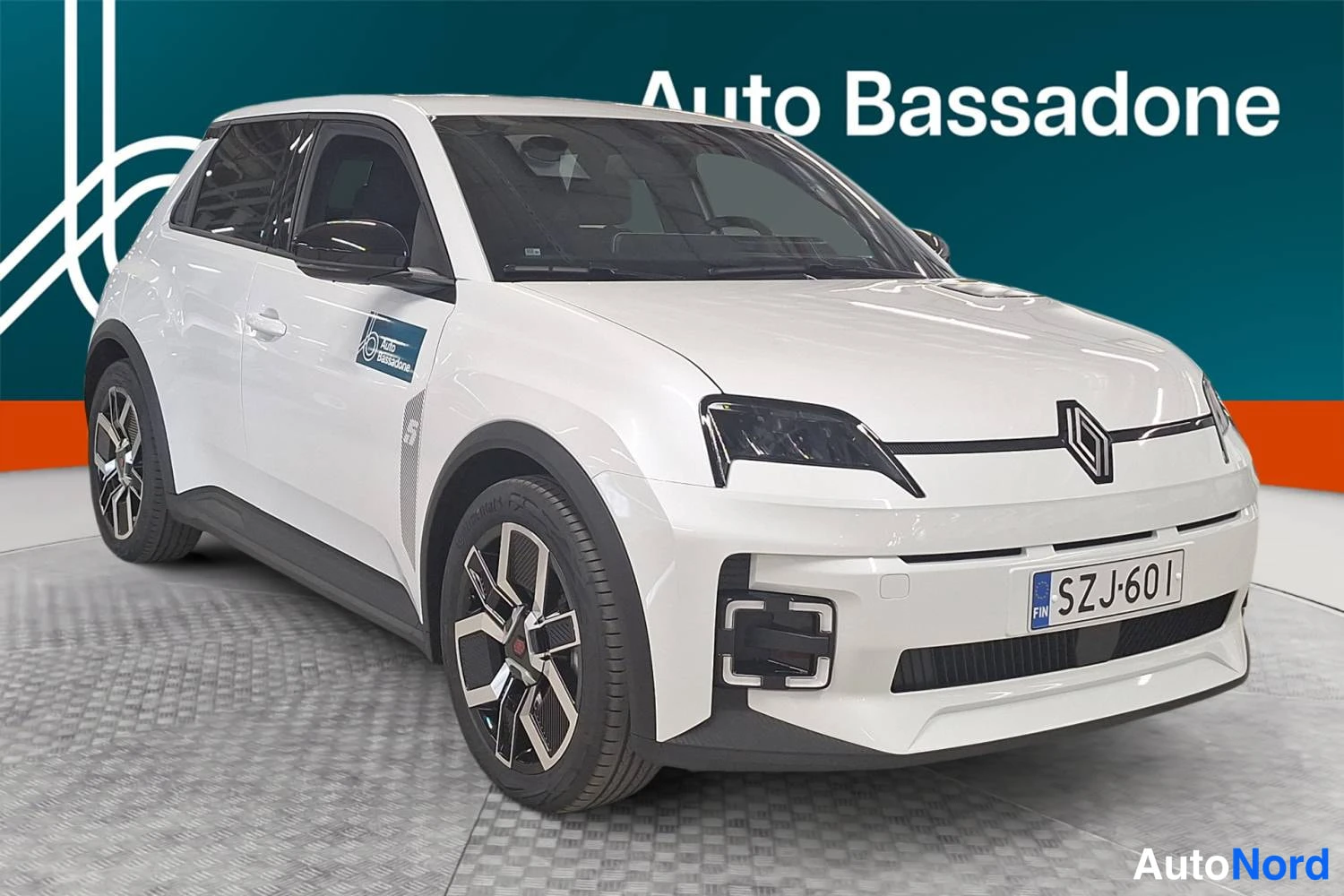 Valkoinen Renault 5 E-Tech electric 2026, etuviisto, keula oikealle, kuva 2