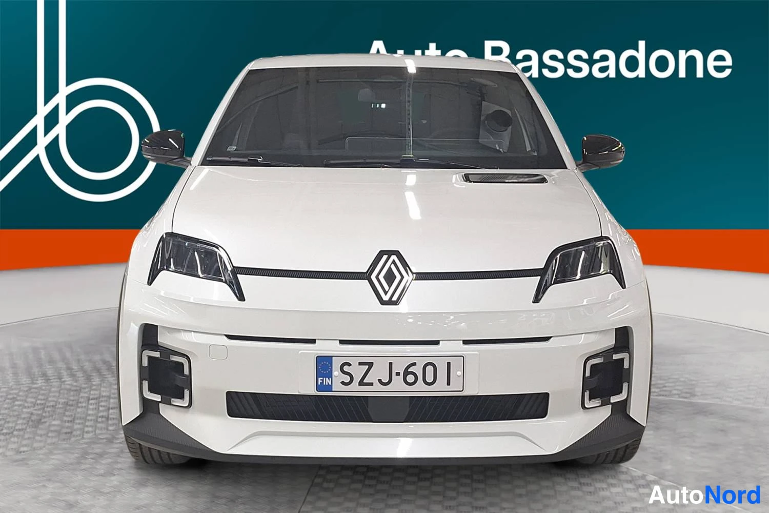 Valkoinen Renault 5 E-Tech electric 2026, edestä, kuva 3