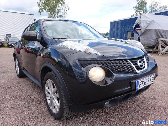 Musta Nissan Juke 2011, etuviisto, keula oikealle, kuva 3