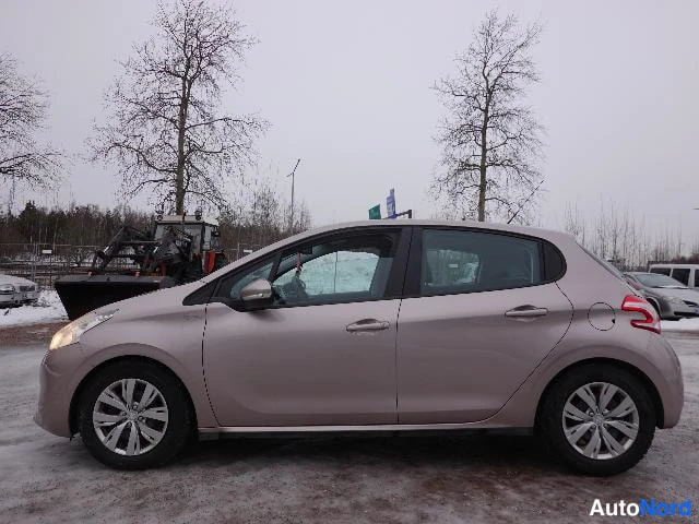 Vaaleanpunainen Peugeot 208 2012, etuviisto, keula vasemmalle, kuva 2