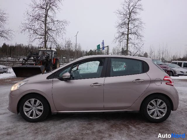 Vaaleanpunainen Peugeot 208 2012, etuviisto, keula vasemmalle, kuva 3