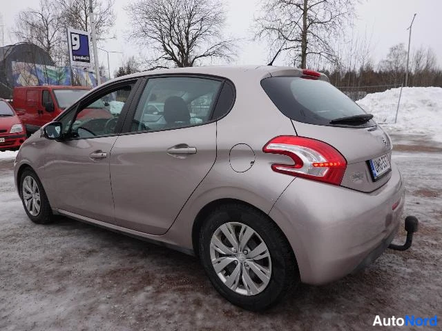 Vaaleanpunainen Peugeot 208 2012, takaviisto, kuva 8