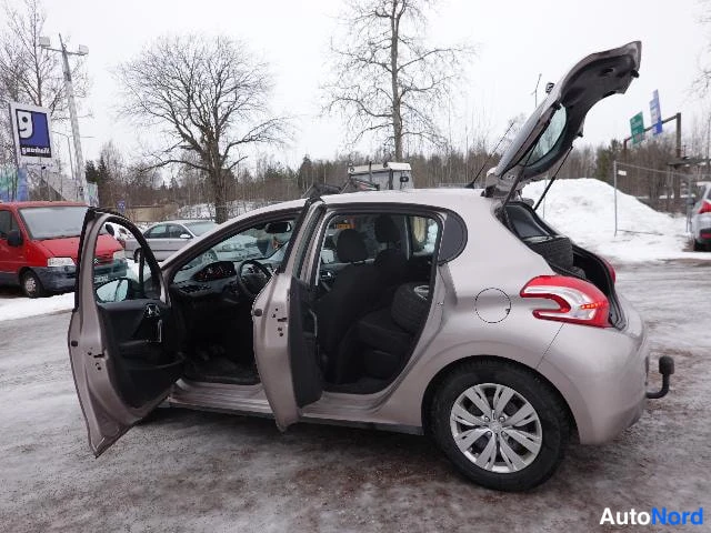 Vaaleanpunainen Peugeot 208 2012, takaviisto, kuva 9