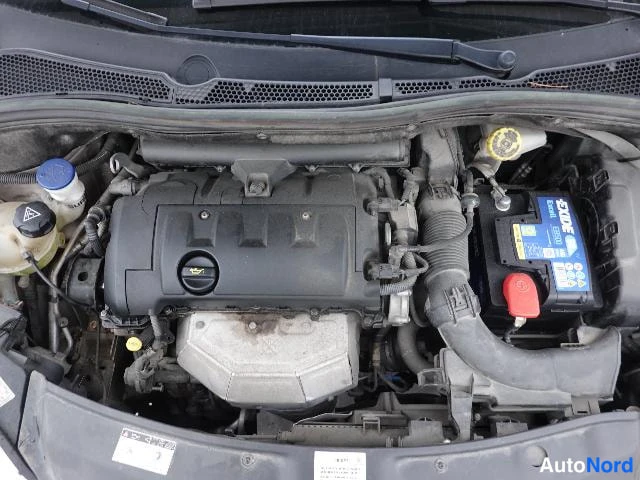 Vaaleanpunainen Peugeot 208 2012, moottoritila, kuva 16
