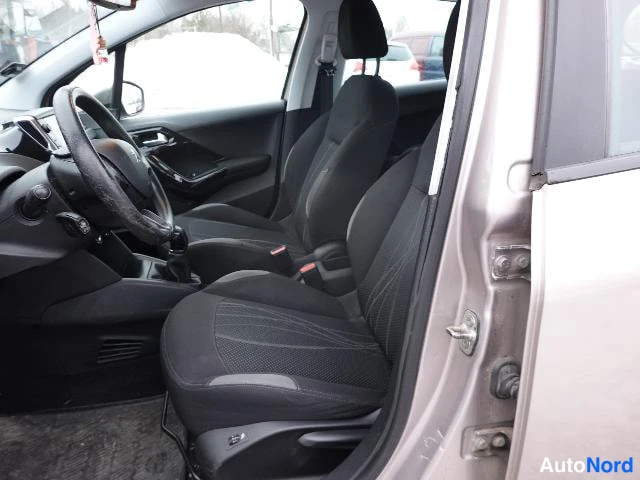 Vaaleanpunainen Peugeot 208 2012, etuistuimet, kuva 15