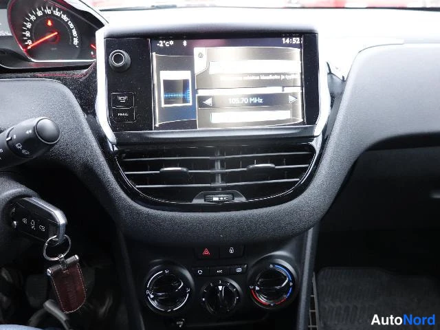 Vaaleanpunainen Peugeot 208 2012, yksityiskohta, kuva 17