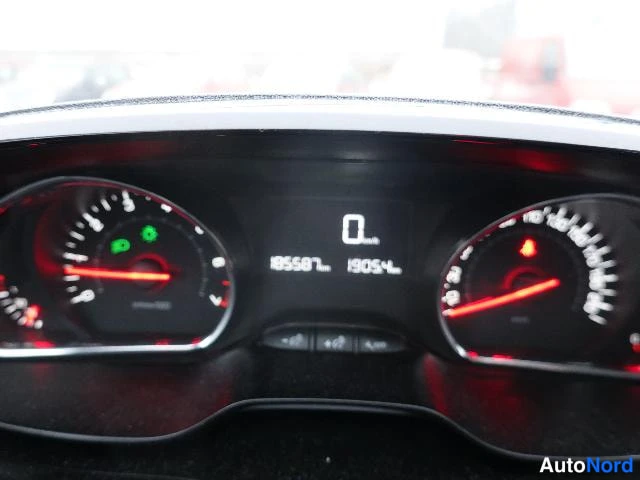 Vaaleanpunainen Peugeot 208 2012, yksityiskohta, kuva 19
