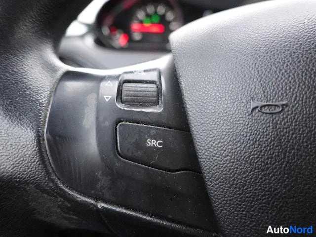 Vaaleanpunainen Peugeot 208 2012, yksityiskohta, kuva 23