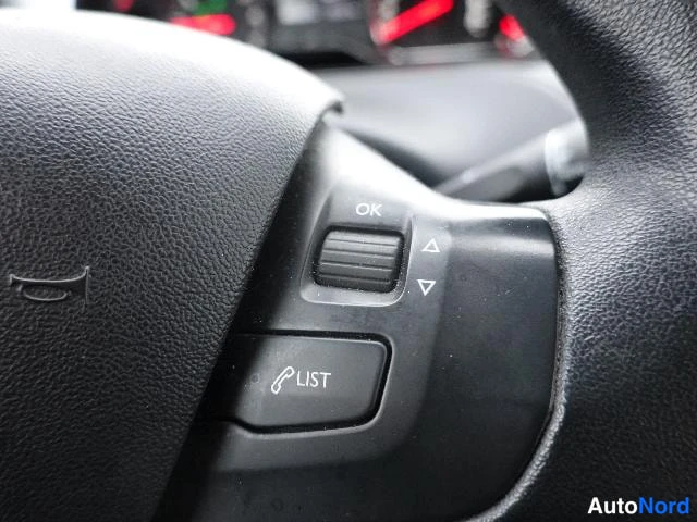 Vaaleanpunainen Peugeot 208 2012, yksityiskohta, kuva 24