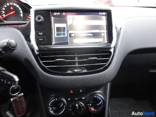 Vaaleanpunainen Peugeot 208 2012, yksityiskohta, kuva 25