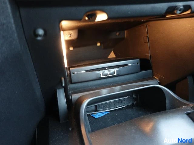 Vaaleanpunainen Peugeot 208 2012, yksityiskohta, kuva 30