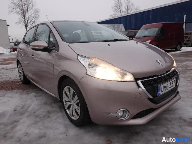 Vaaleanpunainen Peugeot 208 2012, etuviisto, keula oikealle, kuva 4