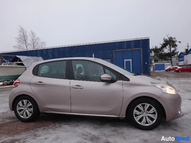 Vaaleanpunainen Peugeot 208 2012, sivulta, kuva 6