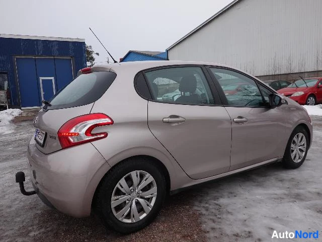 Vaaleanpunainen Peugeot 208 2012, takaviisto, kuva 10