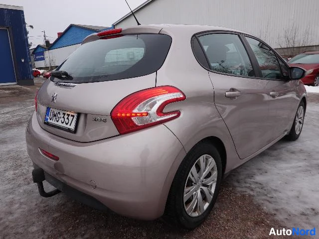 Vaaleanpunainen Peugeot 208 2012, takaviisto, kuva 11