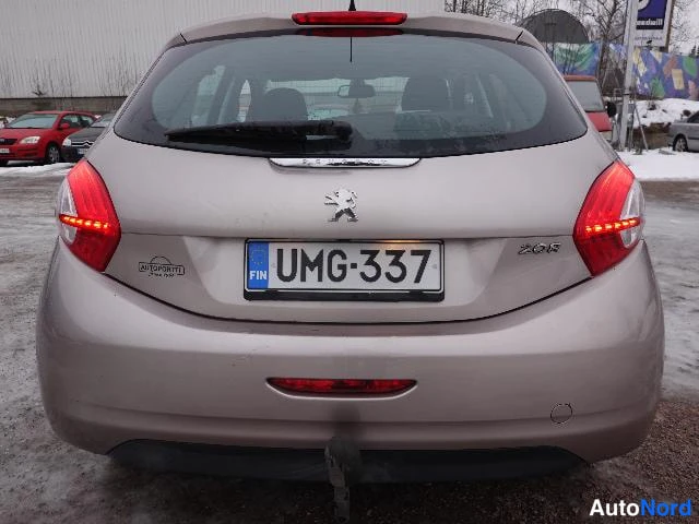 Vaaleanpunainen Peugeot 208 2012, takaa, kuva 12