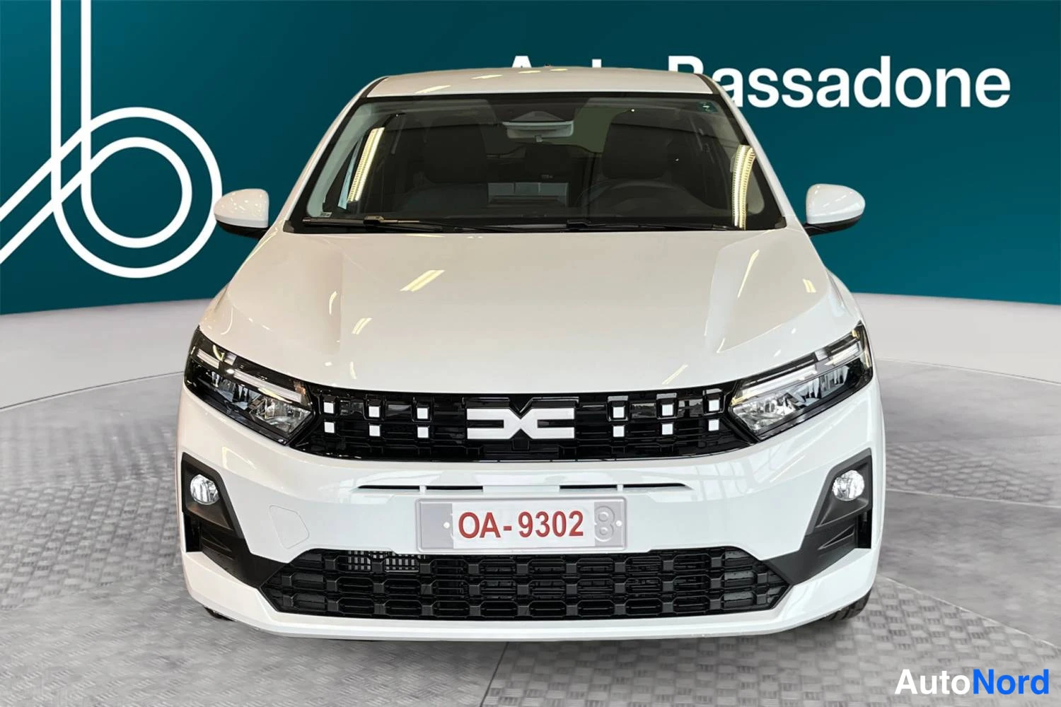 Valkoinen Dacia Sandero 2026, edestä, kuva 3