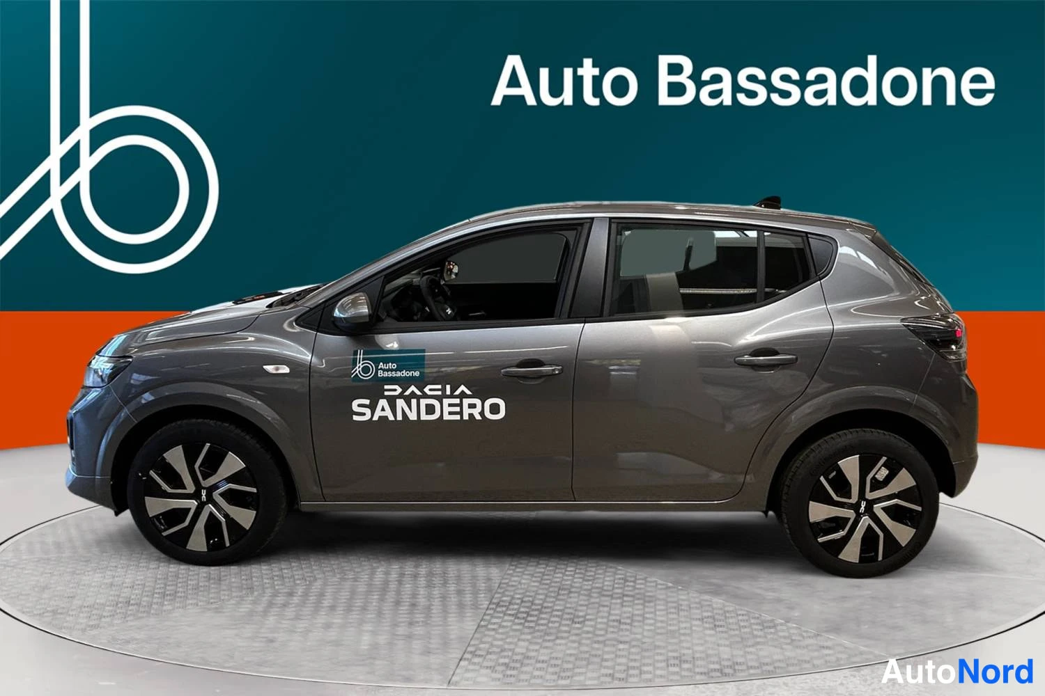 Harmaa Dacia Sandero 2026, sivulta, kuva 4